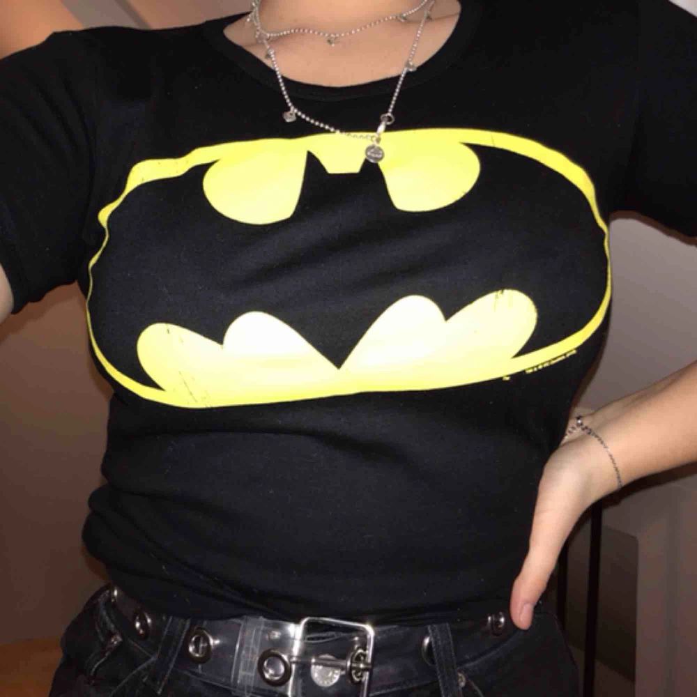 Tajt t-shirt med Batman loggan på. Aldrig använd och köpt i XS. Om du är intresserad, kontakta med för mer info!. T-shirts.