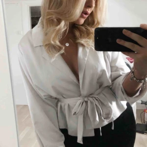  - Superfin silvrig silkesblus, sparsamt använd! 💖