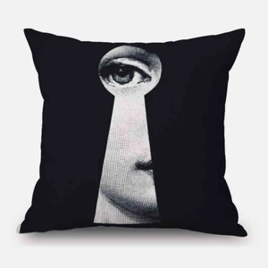  - REA Nytt & plomberad handgjort designat kuddfodral.                      Material: polyester bomull. Detaljer:färg:svart,vitt. Dragkedja. Mått:45X45. Säljes nytt kodfodral fordring ingår ej. * snabb leveranstid:1-3 vardagar. Beställing: swisch 