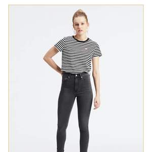 Ett par super fina och bekväma levi's jeans i svart färg. Anvanda varsamt så dom är i bra skick. Köpta för 1000 kr. Kontakta för fler frågor. Frakt betalar köparen (60 kr)