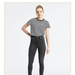 Mile hight super skinny jeans  - Ett par super fina och bekväma levi's jeans i svart färg. Anvanda varsamt så dom är i bra skick. Köpta för 1000 kr. Kontakta för fler frågor. Frakt betalar köparen (60 kr)