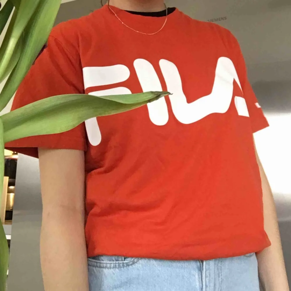 Röd/orange T-shirt från Fila!! Frakt tillkommer🦋. T-shirts.