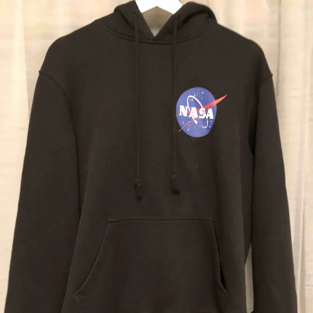NASA hoodie köpt på H&M. Storlek L, fint skick. Orginal priset var runt 200kr. 100kr inkl frakt . Hoodies.