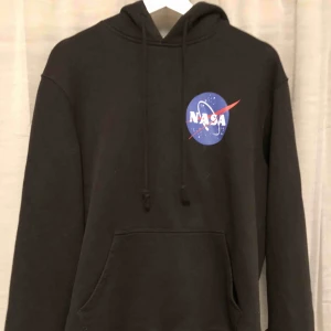  - NASA hoodie köpt på H&M. Storlek L, fint skick. Orginal priset var runt 200kr. 100kr inkl frakt 