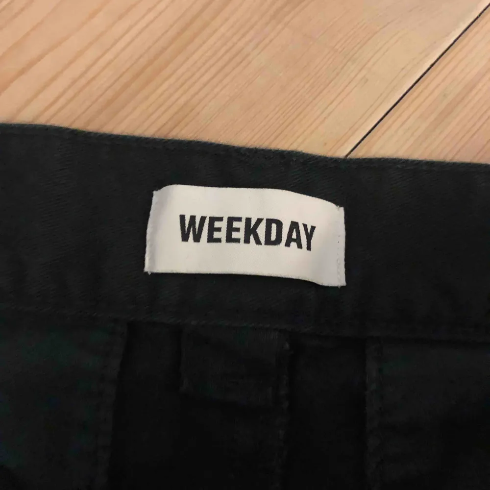 Weekday jeans mossgröna. Använd en gång. Bra skick. Storlek 29. Pris 150 kr. Jeans & Byxor.