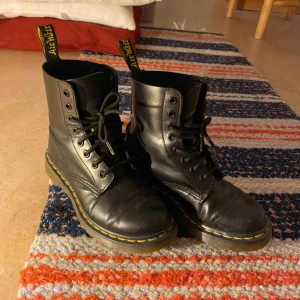 dr.martens - Säljer mina knappt använda docs i storlek 36 (köpte för små). Väldigt bra skick. Köparen står för frakt ✌🏼💓