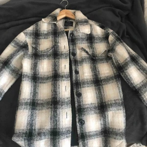  - kappa från Bershka i toppskick! lite tunnare. 350kr med frakt annars 300 för den som kan mötas upp i sthlm!