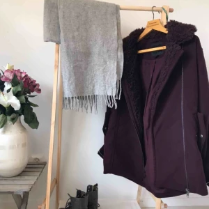 Oversize jacka - Vin röd oversize jacka från monki. Knappt använd köpt för några säsonger sedan. Super go men kommer inte till användning. 