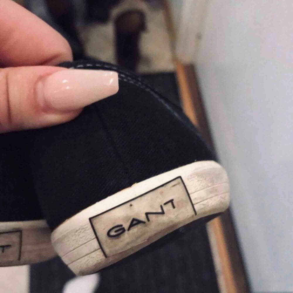 Säljer mina snygga Gant skor i storlek 39. Dom är sparsamt använda som du ser och det är ett väldigt litet hål vid tån som du kan se på den ena bilden. Tvättar dom alltid en extra gång innan det ska skickas. Priset är prutat och klart!. Skor.