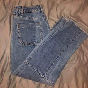 Unika jeans från Maje! Supercool modell, ihopsytt i olika jeans-nyanser och avklippta (köpta så)!! Frakt tillkommer!