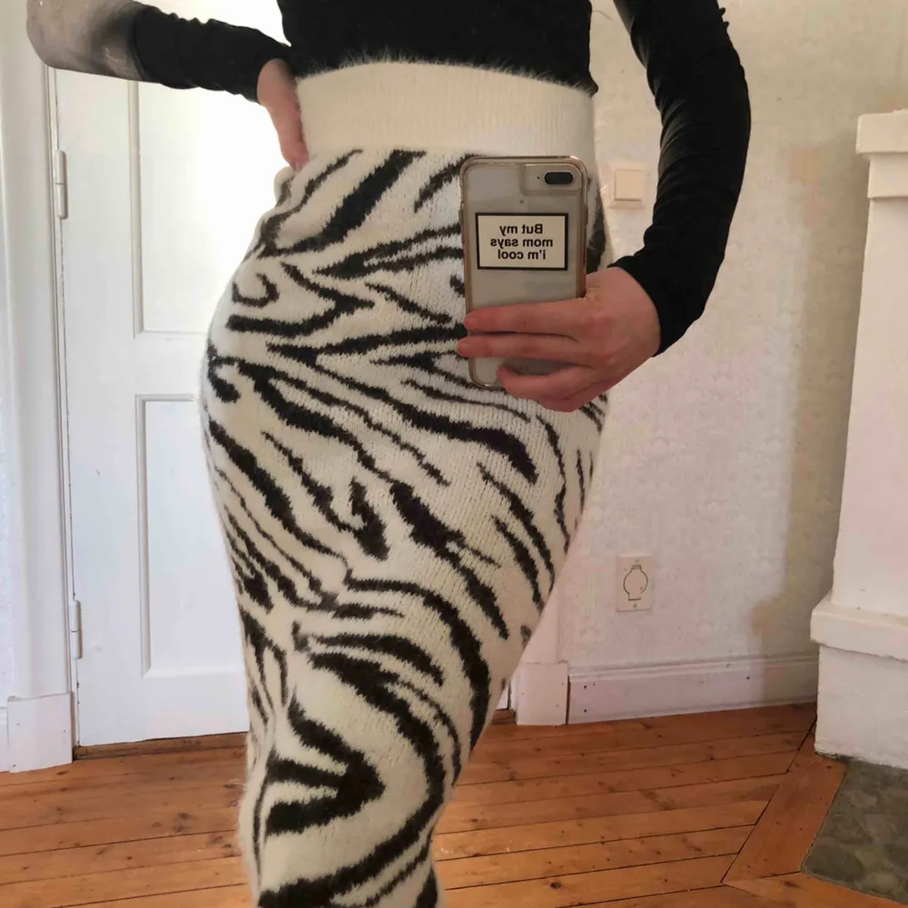 Garderobsrensning! Jättefin stickad kjol i zebramönster från H&M. Priset är inklusive frakt 🥰. Kjolar.