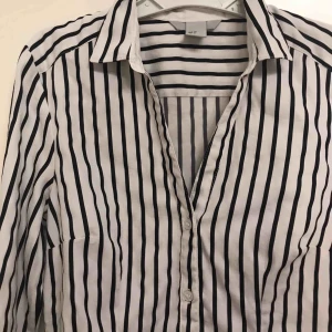  - Skjorta i storlek 34 Kommer inte ihåg vart den är köpt men tror att den är från H&M