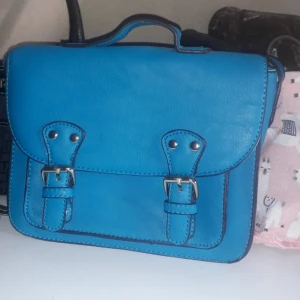  - Snygg väska som ny.o vintage plånbok båda för 50