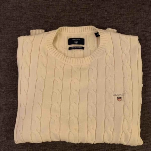  - Kabelstickad från gant, använd fåtal gånger. Strl S, ny pris 1300kr säljer för 450kr. DM för fler bilder!