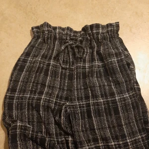 Rutiga byxor - Rutiga byxor från Mango med åtdragbar midja. 200kr. Använd 2-3 gånger.