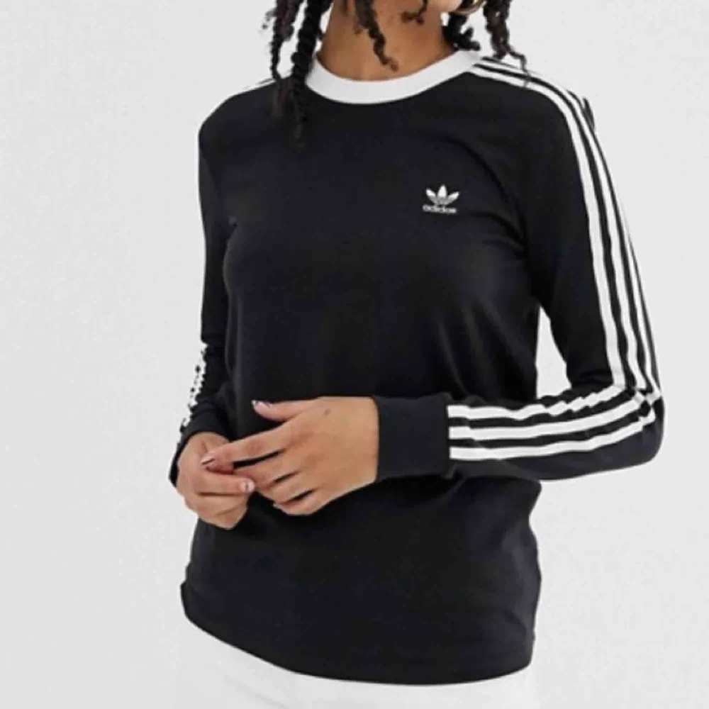 Adidas sweatshirt i jätte fint skick, nypris 350kr ❣️. T-shirts.