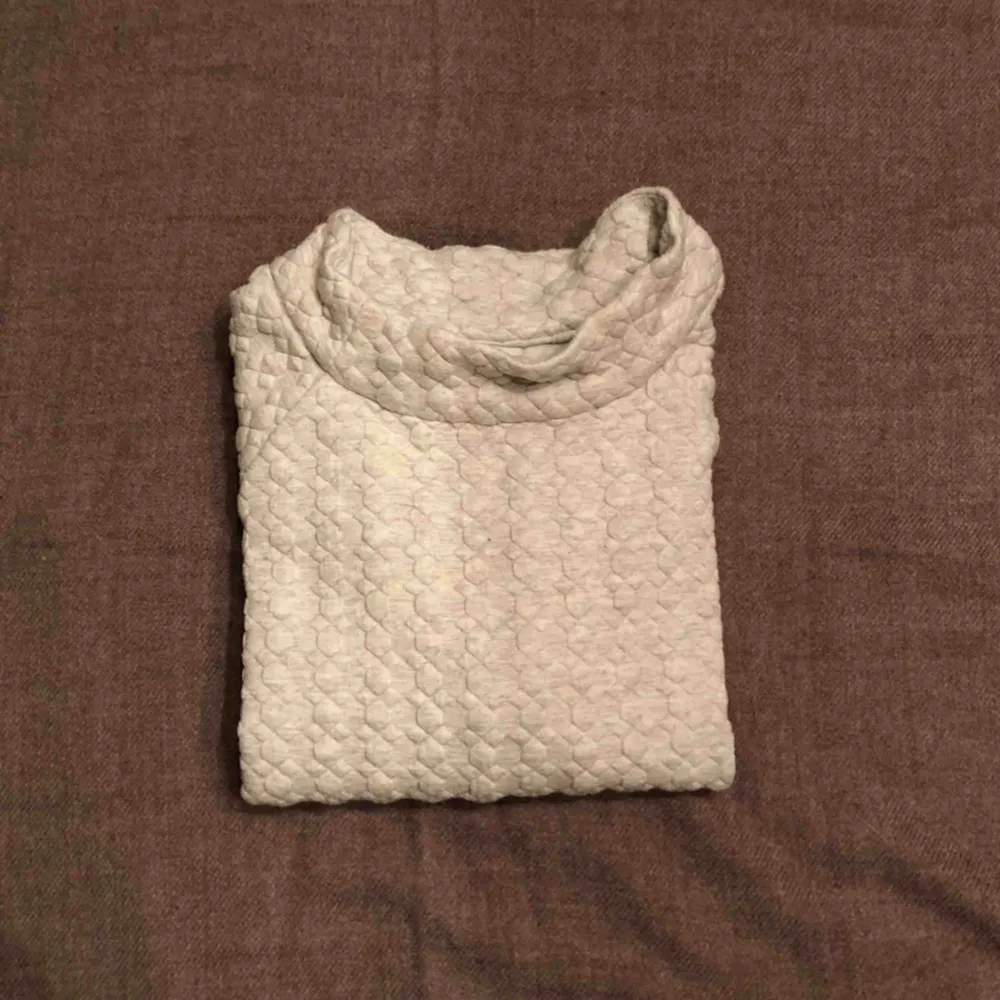Beige ”sweatshirt” med en liten polokrage från Only ”Studio”. Väldigt fin kvalitet. Lite kortare i modellen. . Hoodies.