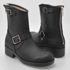  - Köptes i slutet av 2018 och användes en bit in på 2019 men har endast stått sen dess. Något slitna men i fint skick. Man får även med en värmesula. Något stora i storlek.