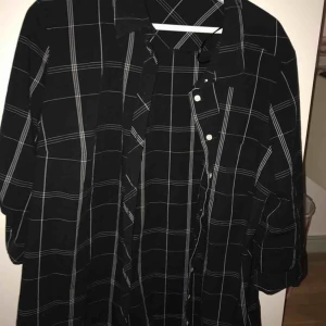  - En cool oversized skjorta som knappt är använd. Snygg att bära över plagg eller bara för sig själv. Pris går att diskutera 