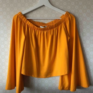  - Orange vidärmad offshoulder från Ivyrevel. Storlek S. Knappt använd.   Kan fraktas men köparen står själv för frakten. 