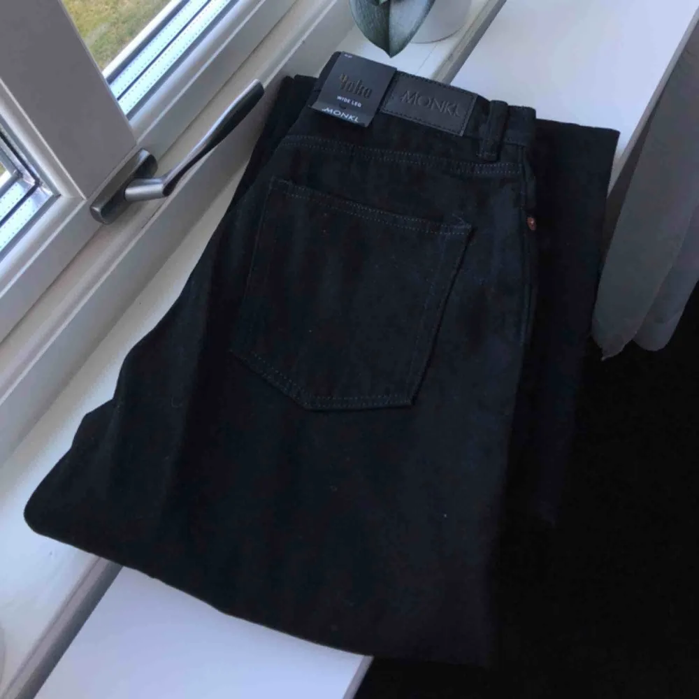 svarta wide leg jeans från Monki! superfina och aldrig använda! 😋💘 säljer pga för stora för mig. frakt ingår!. Jeans & Byxor.