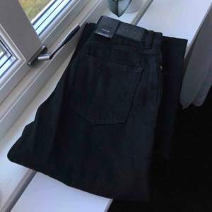 svarta wide leg jeans från Monki! superfina och aldrig använda! 😋💘 säljer pga för stora för mig. frakt ingår!