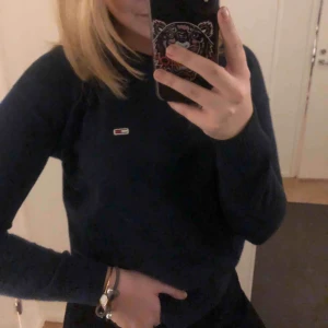  - Mörkblå tröja från Tommy Hilfiger. Nästan helt oanvänd!