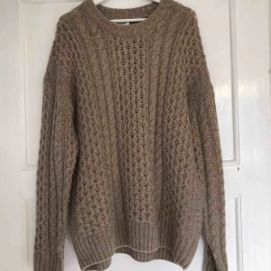  - Super snygg stickad beige stickad tröja från weekday i storleken L💕 endast använd ett fåtal gånger, 120kr exklusive frakt 💓