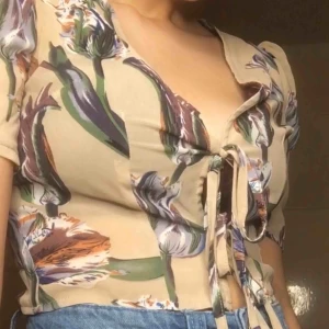  - Oanvänd cropped blus från Prettylittlething med snöring fram Nypris: 225kr Strl: 32 / XXS / uk 4