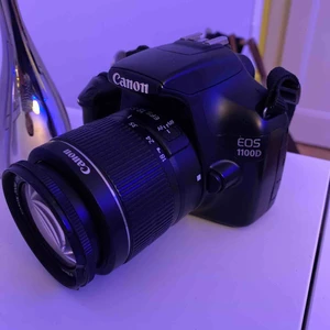  - Canon 1100D komplett kamerapaket inkl väska och stativ och laddare plus minneskort mm. . Perfekt för nybörjare och proffs som vill utvecklas! Pris kan diskuteras vid snabb affär !! :) min bild ! Kameran är felfri! Med orginalobjektiv