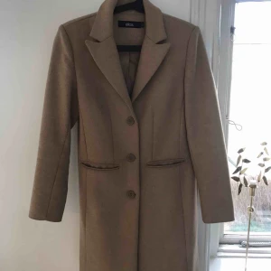  - Beige kappa från Ellos!  Storlek 34, sparsamt använd.   Köparen står för frakten, finns att hämta i Örebro