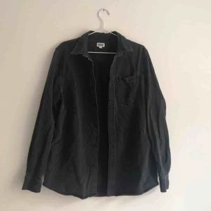  - En svart luftig denim skjorta från weekday,  Möts gärna upp i Stockholm annars betalar köpare för frakt💫