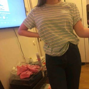  - Söt tisha från Weekday. Använt kanske 2 gånger så cond är 9/10 