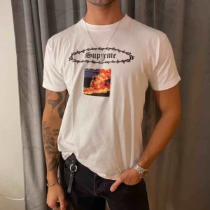  - Säljer denna Supreme burning man tee, mycket bra skick och grymt snygg!🪐