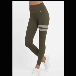  - Säljer dessa superfina slutsålda stronger tights i modell pangea strl M! Köpte för 699 kr men säljer för 250 kr inkl frakt💖 Skriv för egna bilder!!