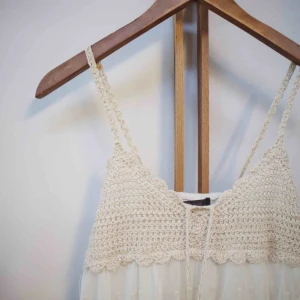  - Säljer denna superfina spetsklänning då den är för liten för mig! Köpt i Karibien men aldrig använd. Storlek Small med resår i ryggen, märke J&E. Frakt 18kr tillkommer