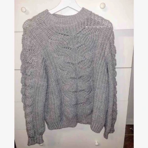  - En grå mysig stickad tröja med en liten polokrage, sällan använd! 