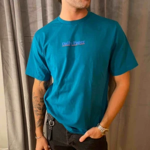  - Säljer denna t-shirt från märket daily paper, köpt på junkyard. Knappt använd så skick är 10/10.🪐