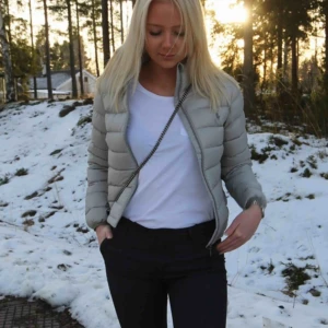  - dunjacka köpt på NK för 2999 säljes pga att den blivit för liten, möts upp i sthlm annars står köparen för frakt 