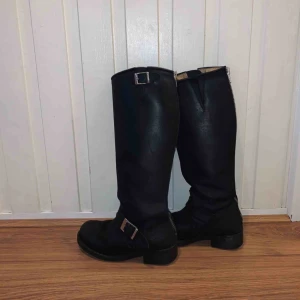 - Säljer mina superfina svarta Johnny Bulls i storlek 36. Inköptes för cirka 1,5 år sedan, använde de till och från under förra vintern.  Ett par jättefina höga höst/vinterstövlar som passar till det mesta.  