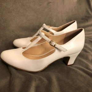  - Vita klackskor som endast är använda under en kväll på bal, som nya.  Frakt tillkommer 💕