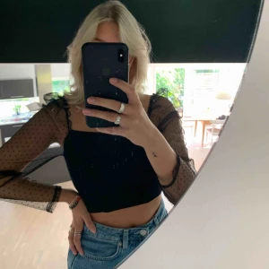  - Fin topp från zara! Köpt i somras och använda 3-4 ggr. Möts upp i Stockholm/köparen står för hela fraktkostnaden.  Svårt att svara till och med 12/2 pga semester i Thailand.