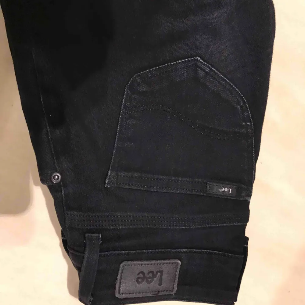 Lee svarta bootcut jeans. Använda ca 2 ggr. . Jeans & Byxor.