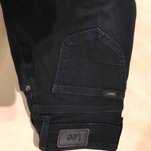 Lee svarta bootcut jeans. Använda ca 2 ggr. 