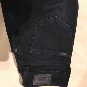  - Lee svarta bootcut jeans. Använda ca 2 ggr. 