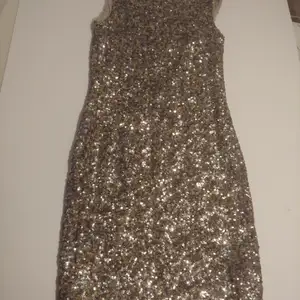 Underbar glitterklänning från Zara, andra bilden är baksidan. Kan skicka mot frakt eller mötas upp i Stockholm 