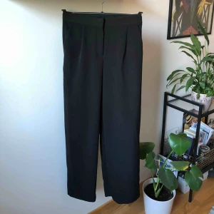  - Raka, svarta kostymbyxor från Monki. Nästintill aldrig använda. Frakt tillkommer <3