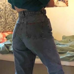  - säljer mina mom jeans från monki! 🌷bra skick, säljs pga lite för korta för mig (mina ben är lite över en meter från höftbenet). har även broderat på dom, men det går att ta bort! kan skicka fler bilder privat. 