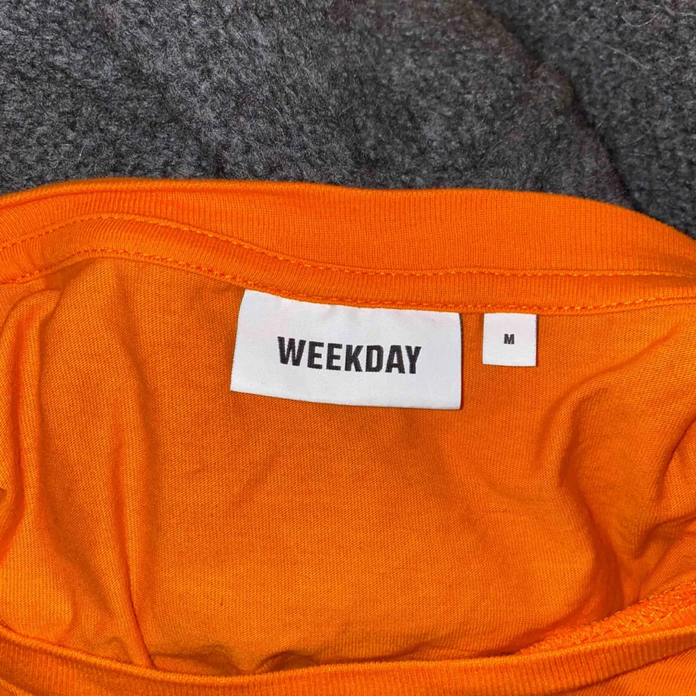 Orange t-shirt från Weekday i bra skick! Kan mötas upp i Göteborg eller skickas. Frakt ingår i priset🥰. T-shirts.