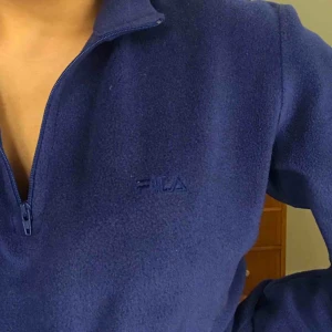  - Blå FILA FLEECEBODY ifrån Humana. Jättemysig! Använd fåtal gånger efter köpet. Möts i Stockholm annars står köparen för frakten :)